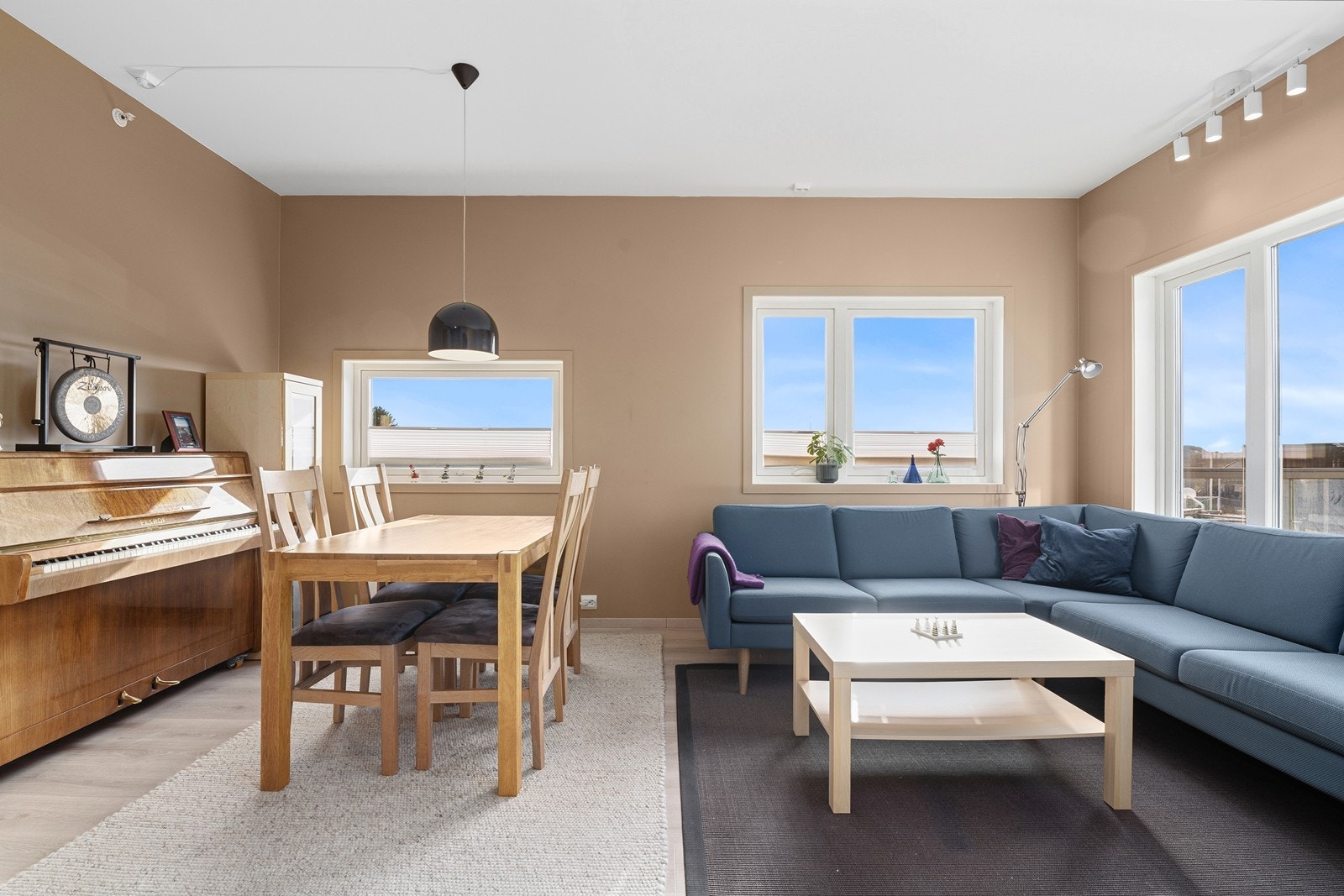 Plass til spisebord i tilknytning til oppholdsrommet. Galleribilde