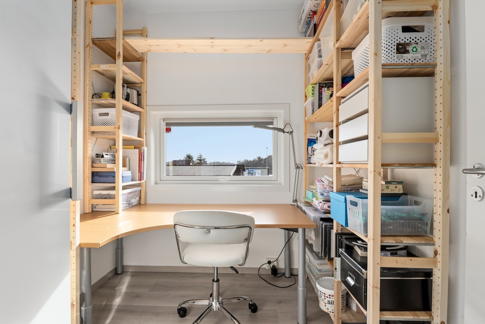 Bod med gode oppbevaringsmuligheter. (Hyller medfølger ikke) Galleribilde