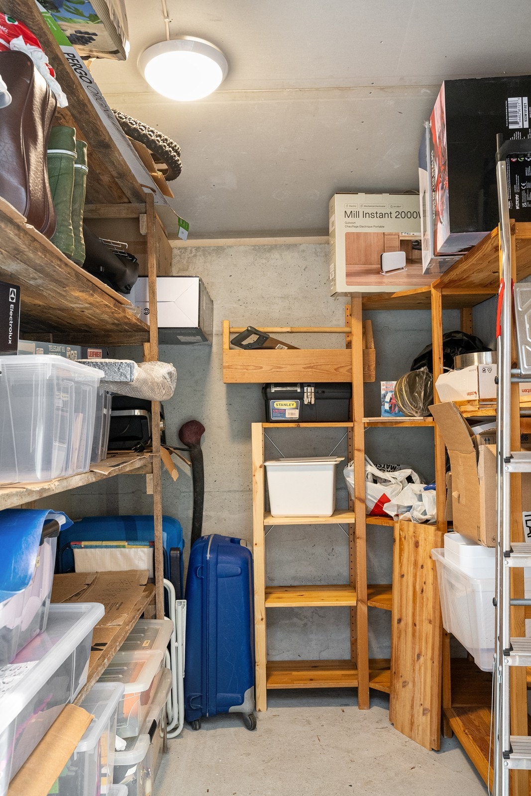 Utvendig bod gir praktisk oppbevaringsplass (Løse hyller medfølger ikke) Galleribilde