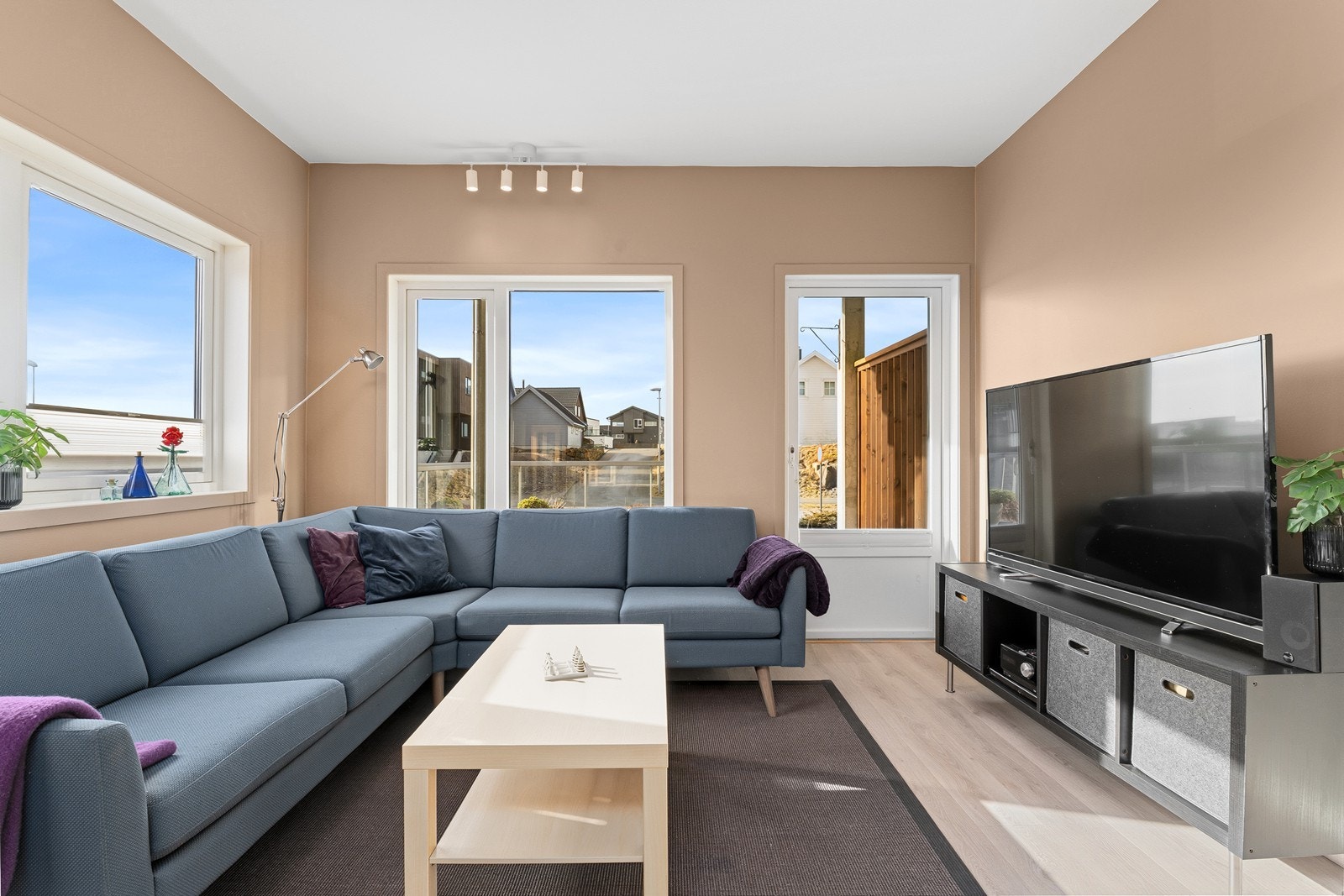 Utgang til terrasse gir enkel tilgang til uteområdet fra stuen. Galleribilde