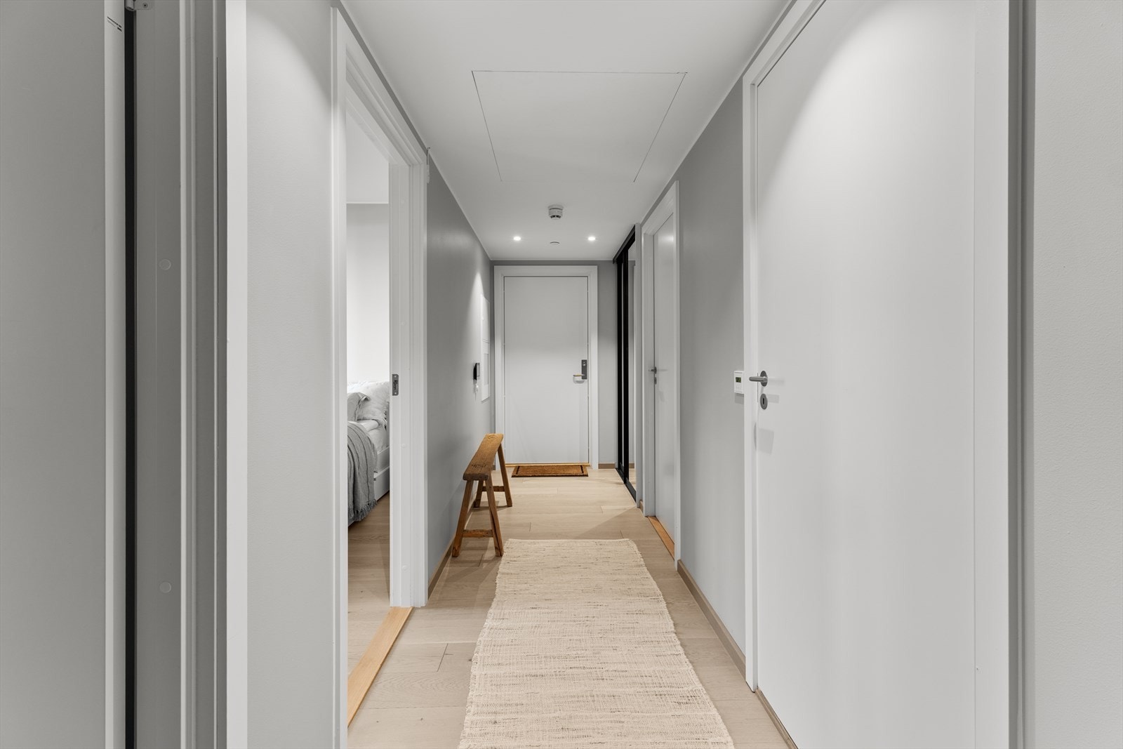 Her er det en praktisk, innebygget plassbygget skyvedørsgarderobe som gir gode oppbevaringsmuligheter for yttertøy og sko. Galleribilde