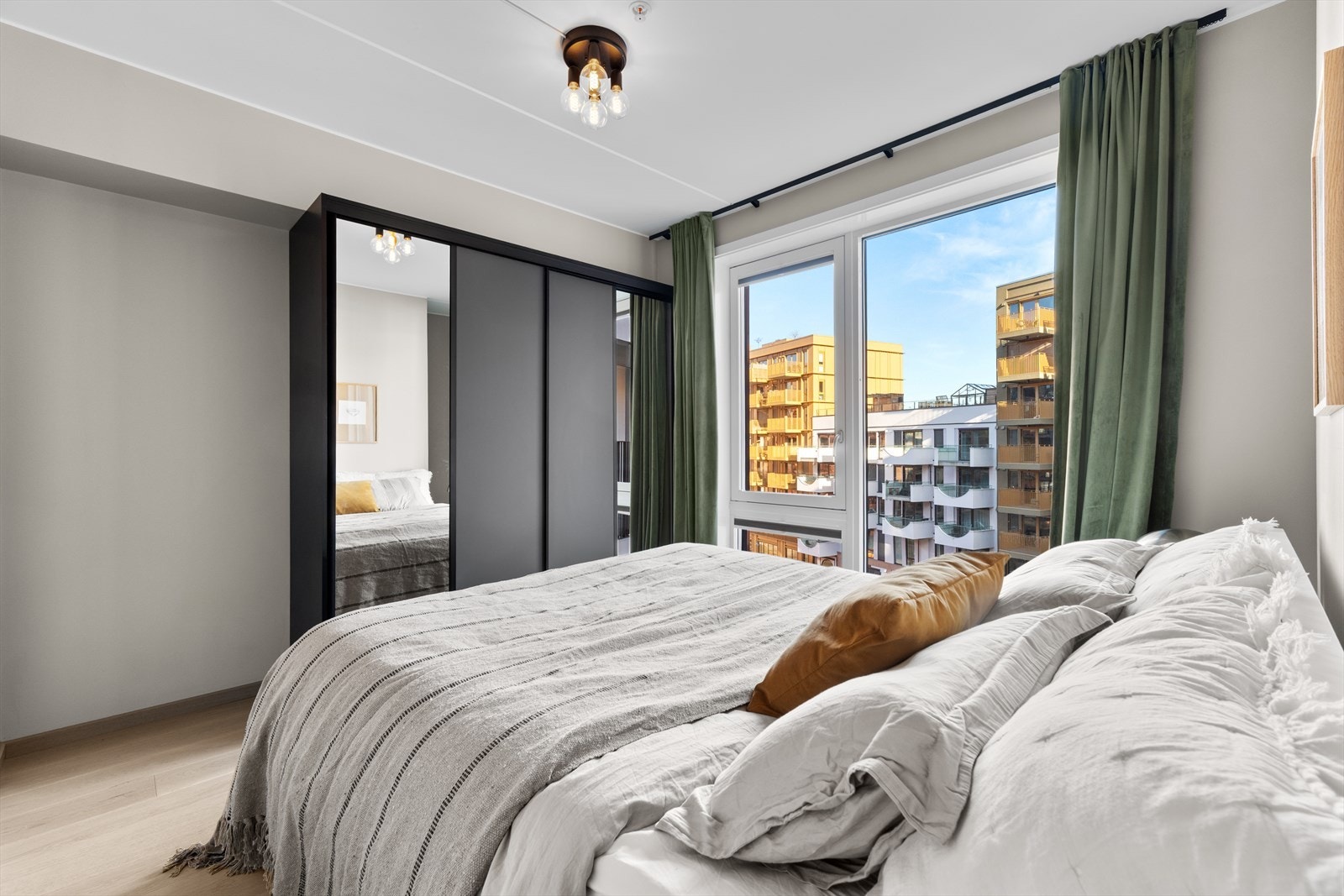 Også her er det store vindusflater og rommet oppleves som svært luftig. Plassbygget garderobeskap. Galleribilde