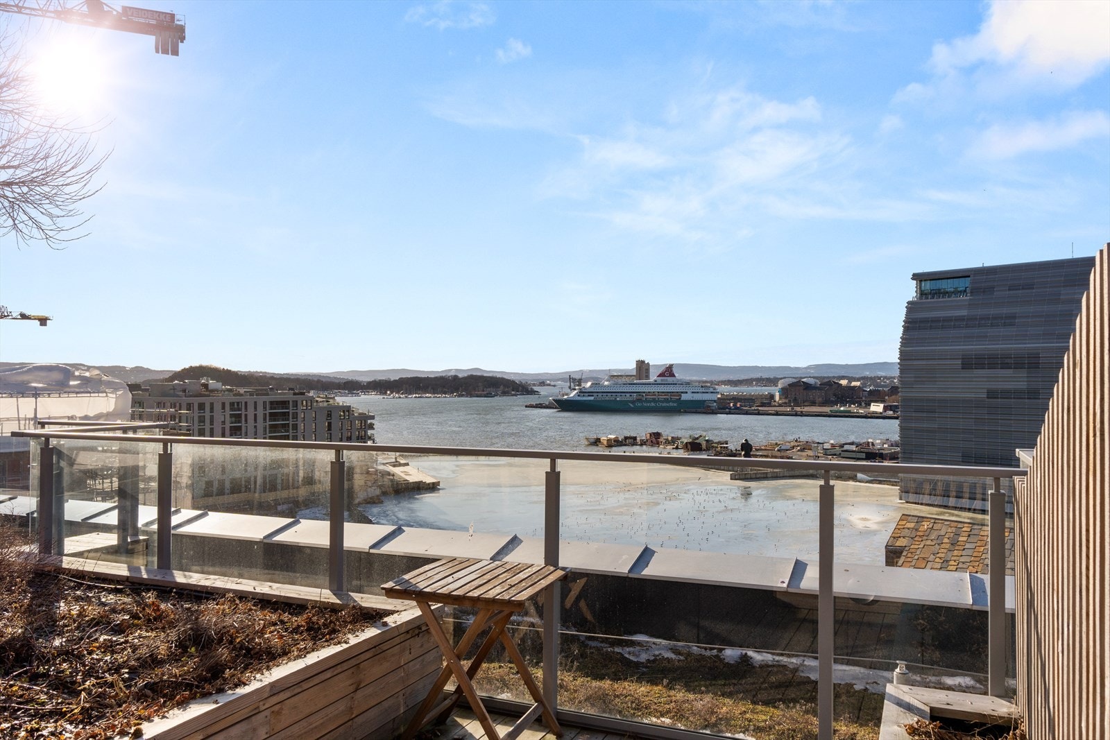 Felles takterrasse i samme oppgang med fantastisk utsikt mot fjorden og byen. Det er totalt 7 takterrasser i sameiet. Galleribilde