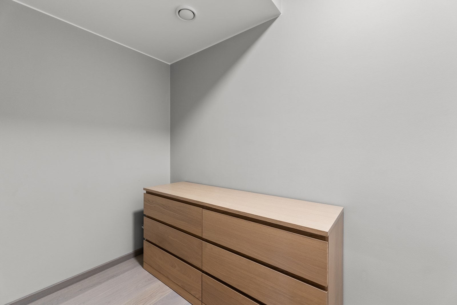 I tillegg til kjellerbod så har boligen en stor innvendig bod med adkomst fra gangen, som gir svært gode oppbevaringsmuligheter og bidrar til en ryddig og funksjonell hverdag. Galleribilde