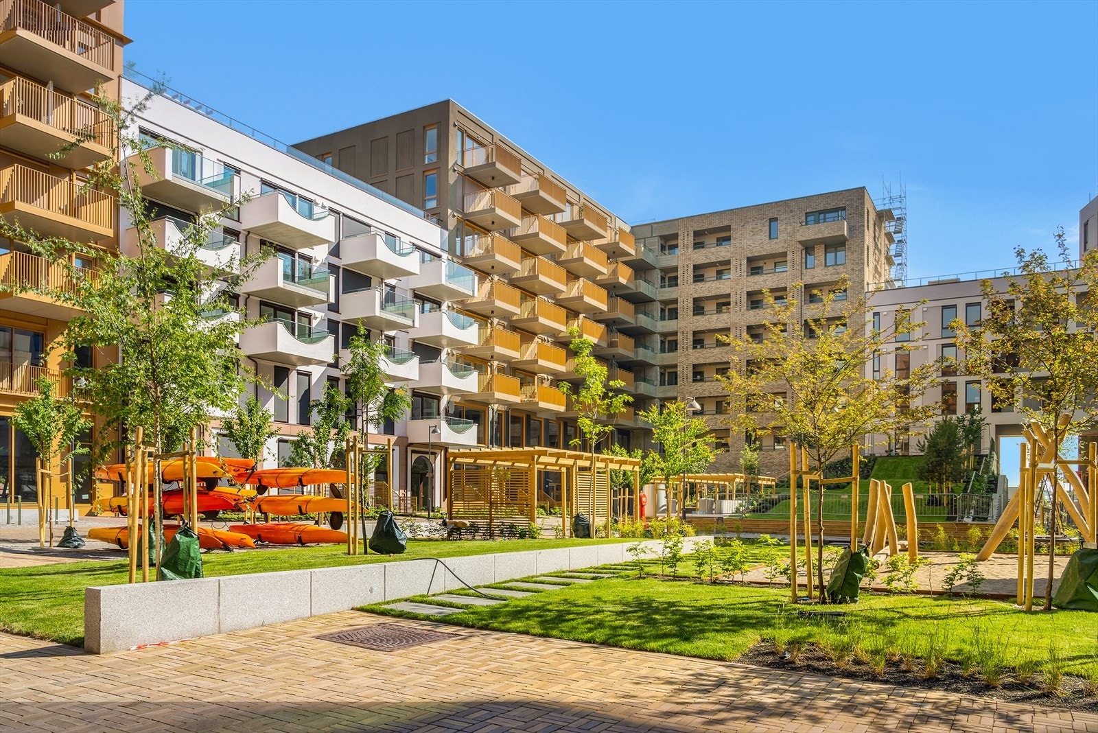 Nyoppførte og flotte Clemenkvartalet. Karrébebyggelse med flotte og varierte fasader, stort indre gårdsrom og Oslo-fargene som pallett. Galleribilde