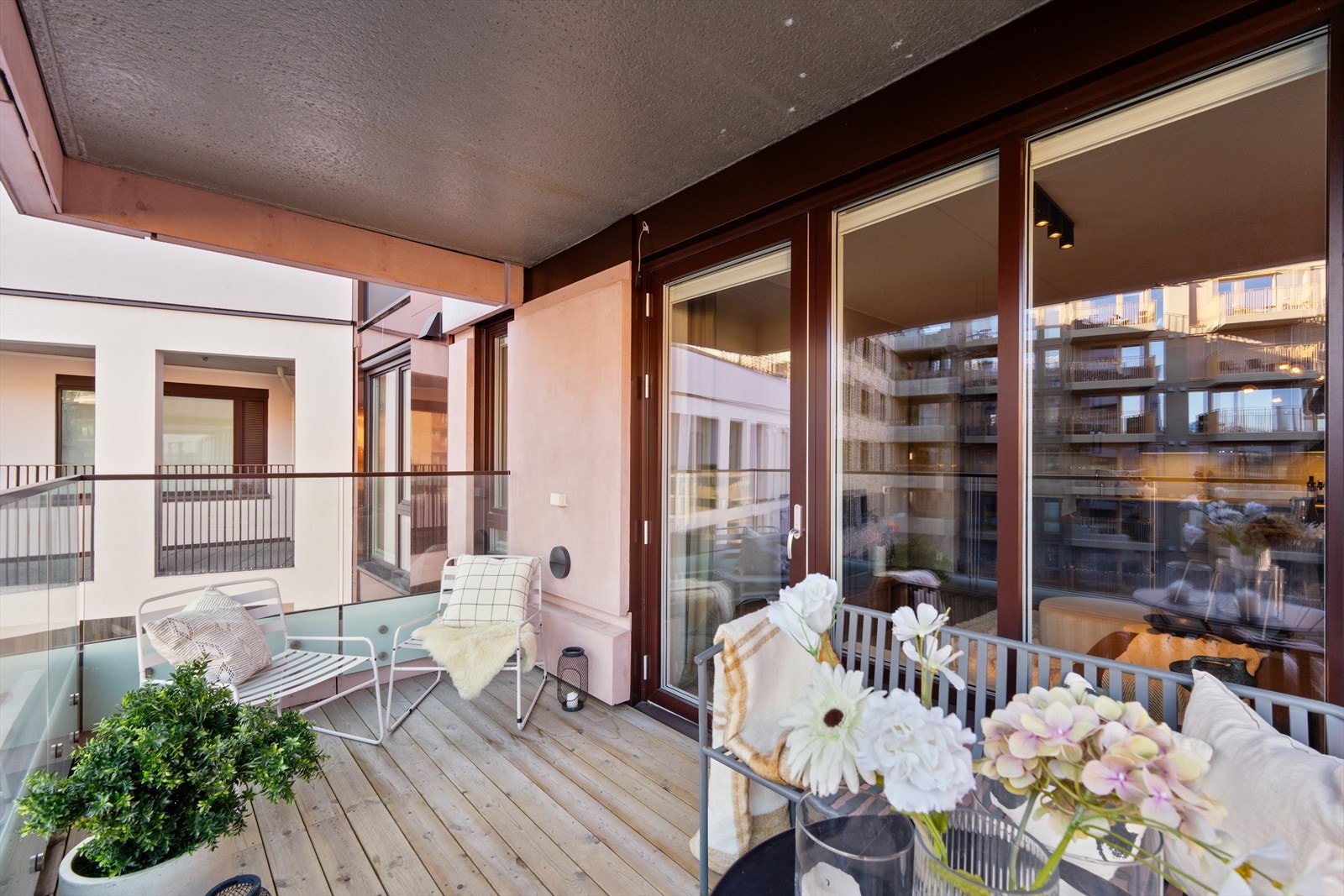 Fra stuen er det utgang til en stor og overbygget balkong på 8 kvm. Galleribilde