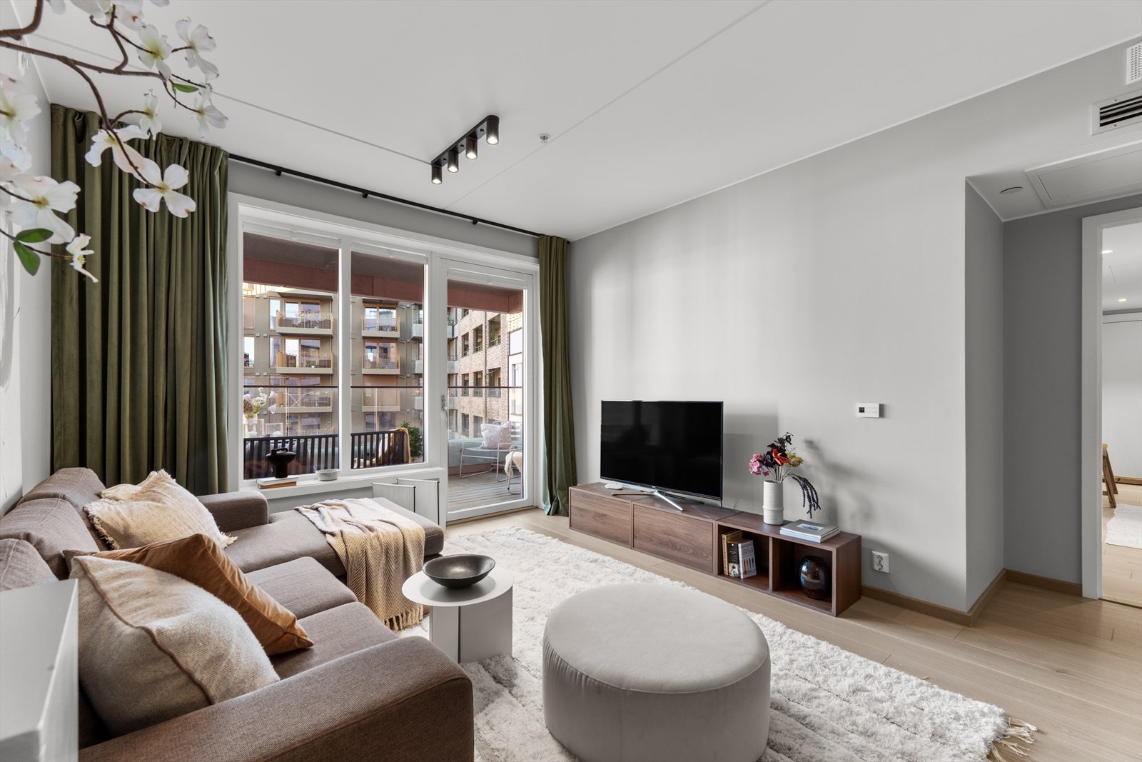 De store vindusflatene og balkongdøren slipper inn rikelig med naturlig lys og bidrar til en lys og trivelig atmosfære i rommet. Galleribilde