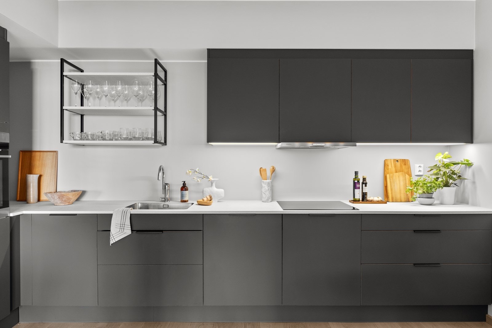 Innredningen byr på rikelig med skapplass og gode arbeidsflater, noe som gjør kjøkkenet både praktisk og funksjonelt i hverdagen. Galleribilde