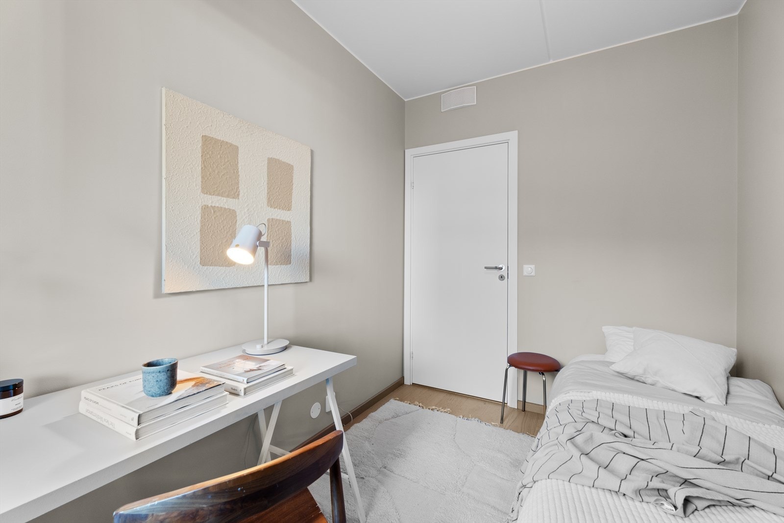 Soverom II har overflater malt i en moderne og lun beig tone. Galleribilde