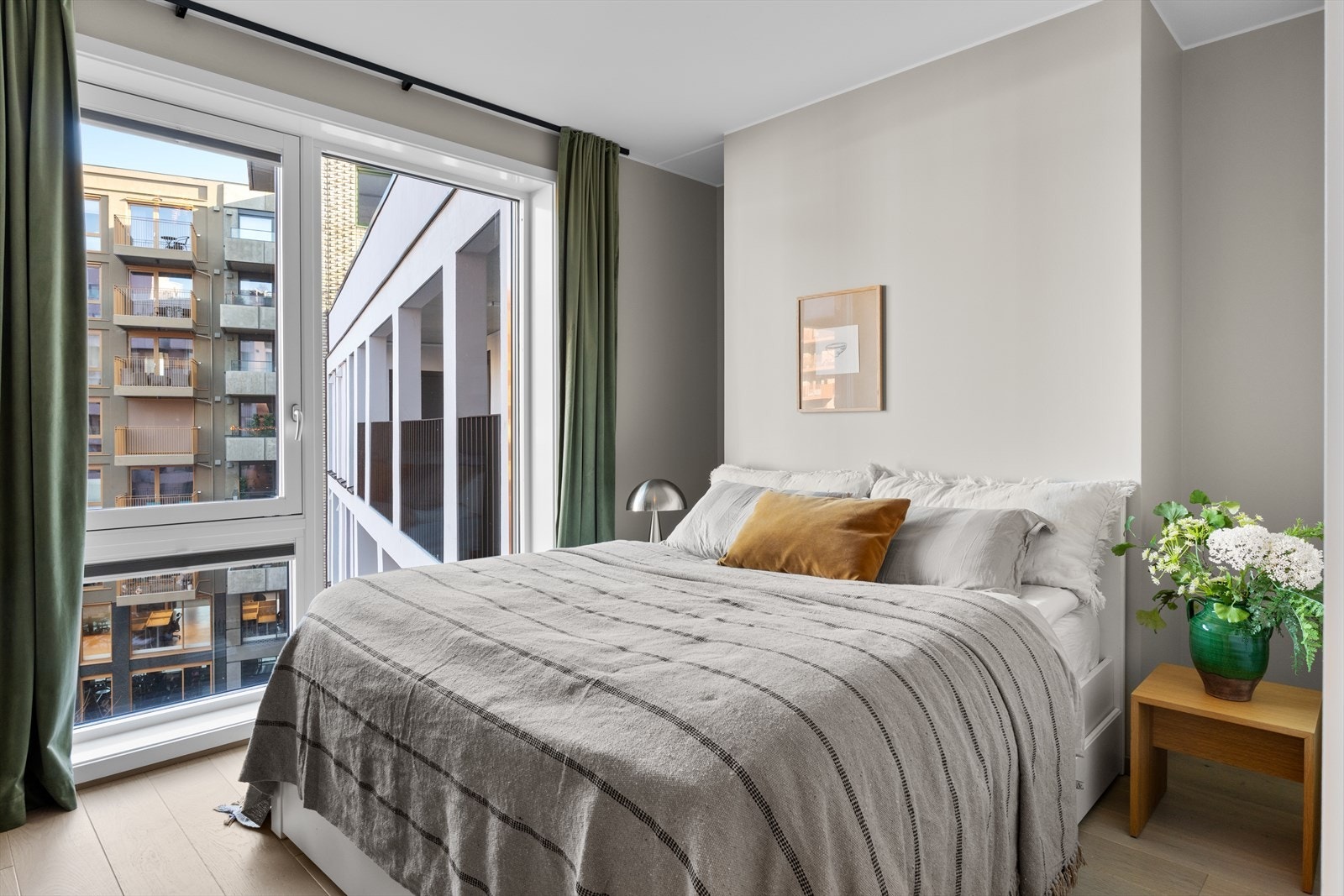 Hovedsoverommet er romslig og har god plass til dobbeltseng, nattbord og garderobeløsning. Galleribilde