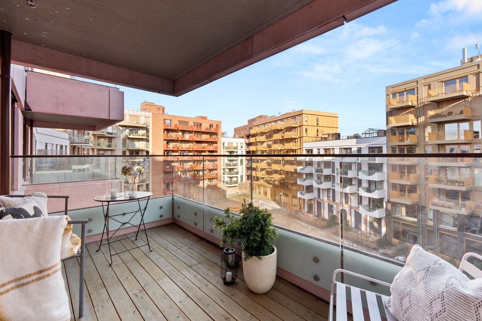 Balkongen vender inn mot en rolig og skjermet bakgård, noe som gir en behagelig og privat atmosfære. Galleribilde