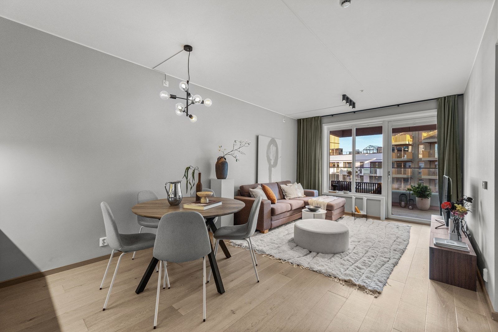 Boligen har en åpen stue-/kjøkkenløsning med gode møbleringsmuligheter. Galleribilde