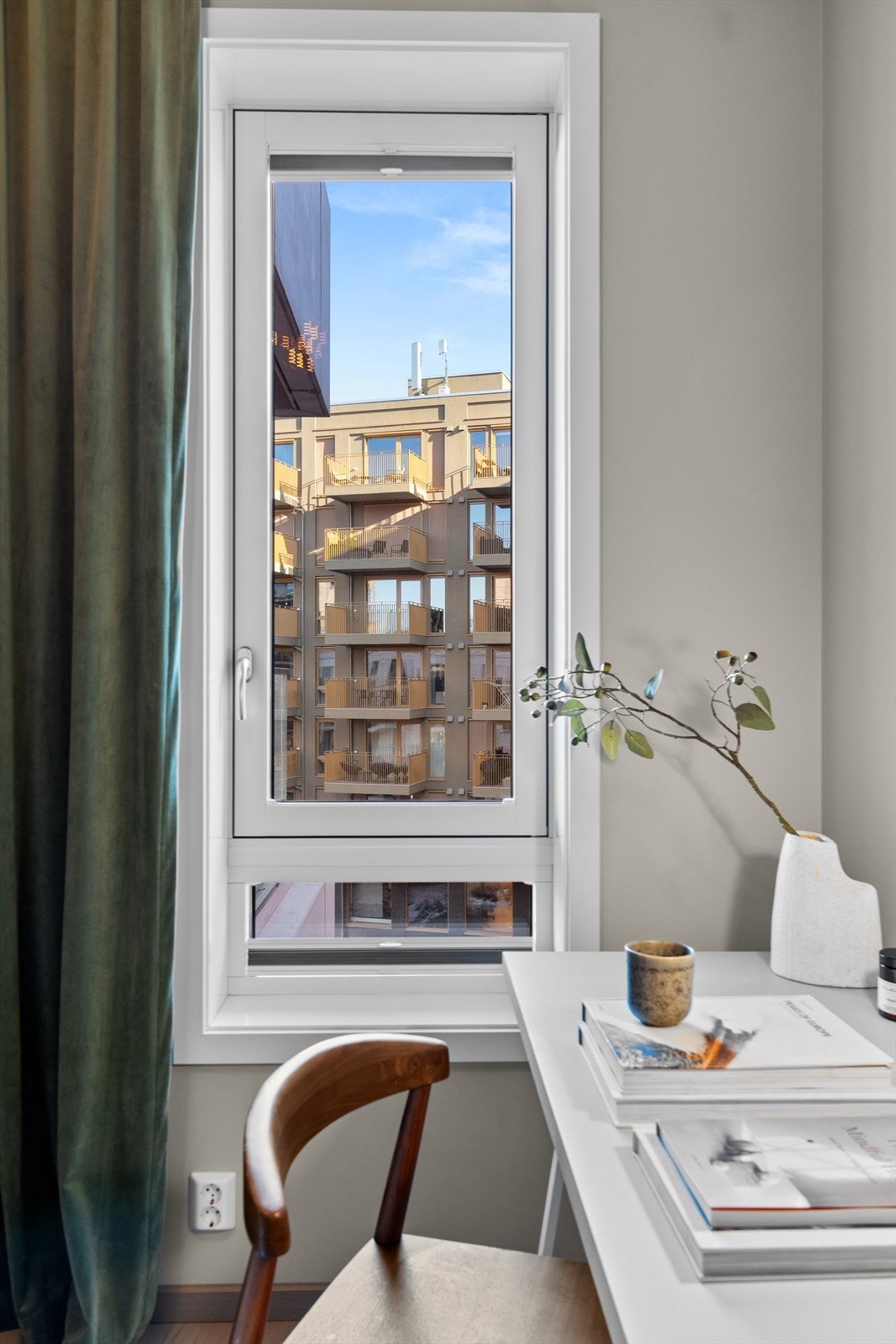 Begge soverommene vender mot rolige omgivelser og er malt i behagelige fargetoner som bidrar til en lun og avslappende atmosfære. Galleribilde