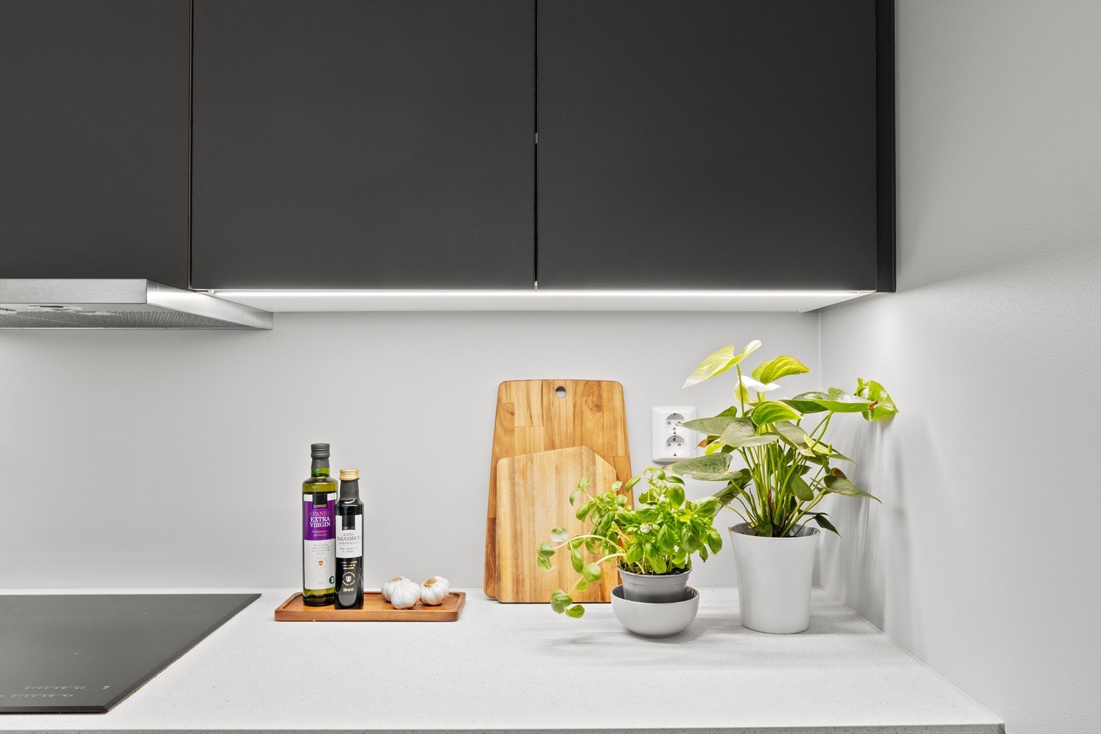 Kjøkkenet er godt utstyrt med integrerte hvitevarer bestående av kjøl/frys, oppvaskmaskin, stekeovn og induksjonstopp. Galleribilde