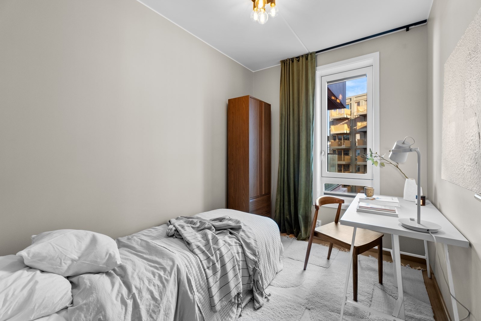 Soverom nummer to egner seg svært godt som barnerom, gjesterom eller hjemmekontor, avhengig av behov og livssituasjon. Galleribilde