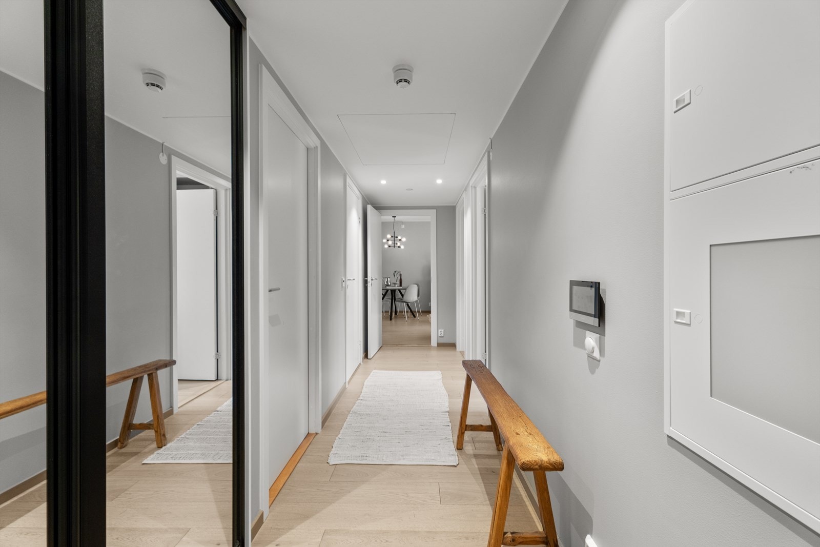 Velkommen inn i en innbydende entré som gir et godt førsteinntrykk av boligen Galleribilde