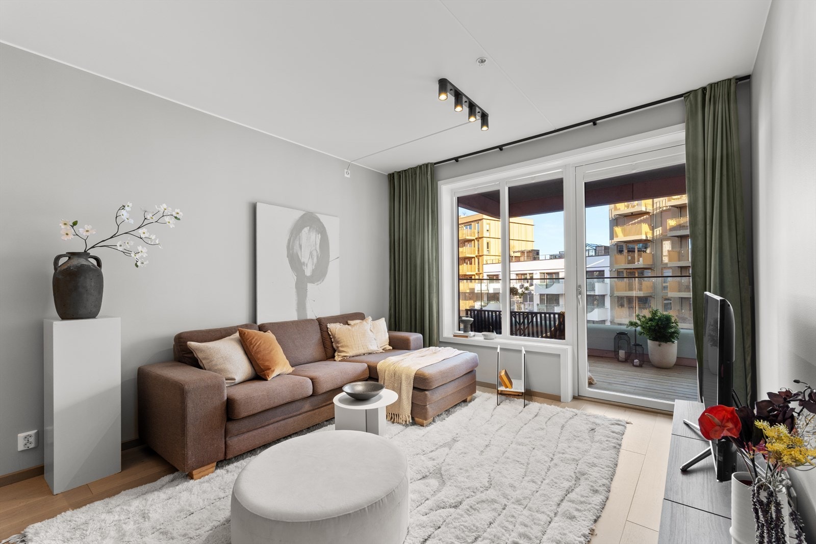 Dette er en stilren og moderne 3-roms selveier fra 2023. Galleribilde