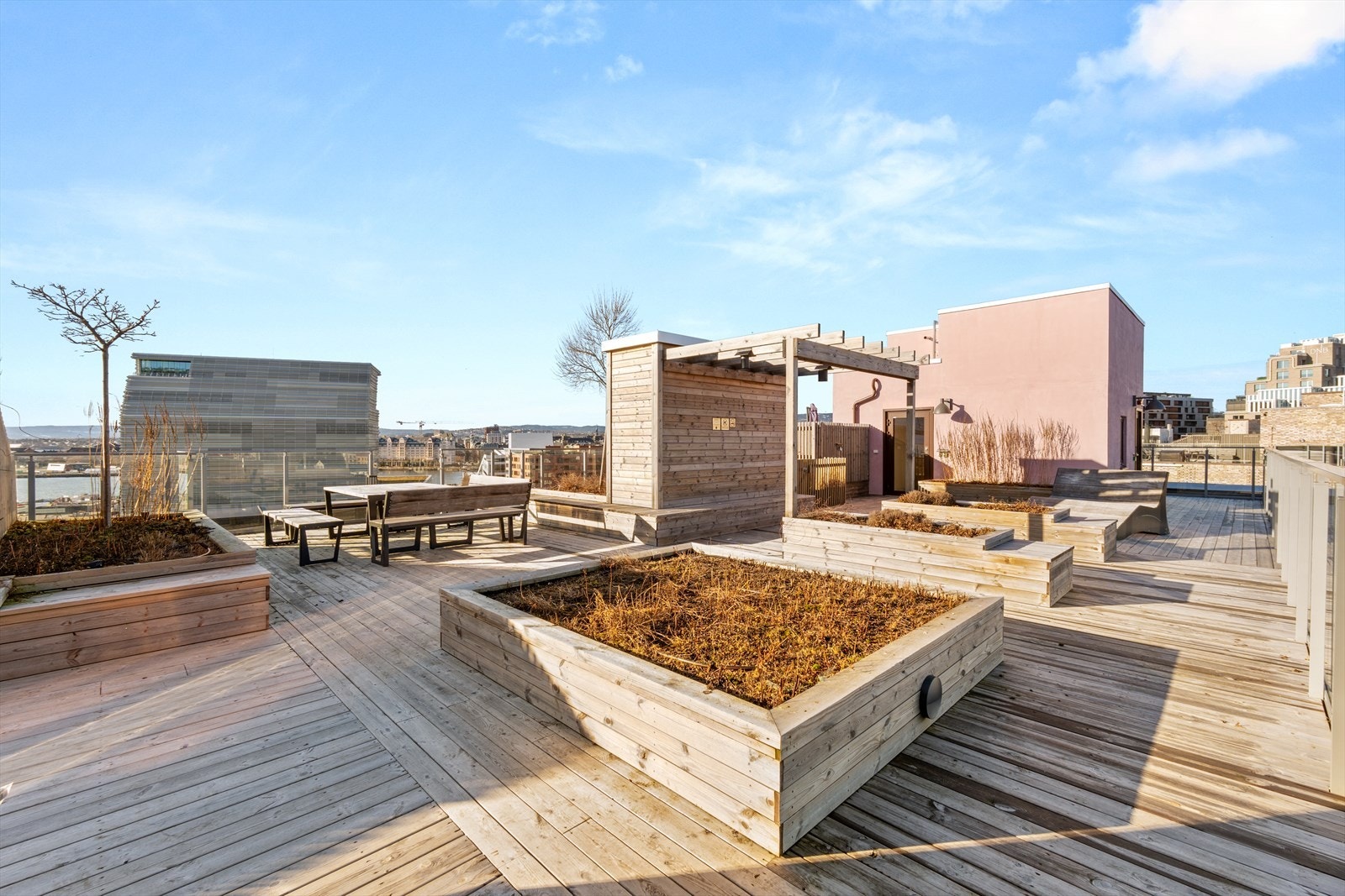 Takterrassene er pent opparbeidet og innredet med flere felles sittegrupper, som legger godt til rette for hyggelige stunder og sosiale sammenkomster med naboer og venner. Galleribilde