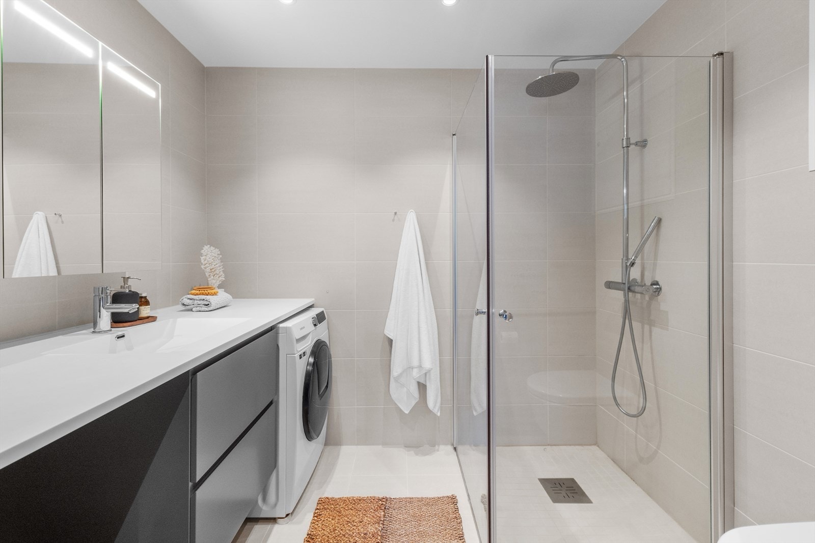 Boligen har et delikat og flislagt baderom med vannbåren varme i gulvet, som gir god komfort året rundt. Galleribilde