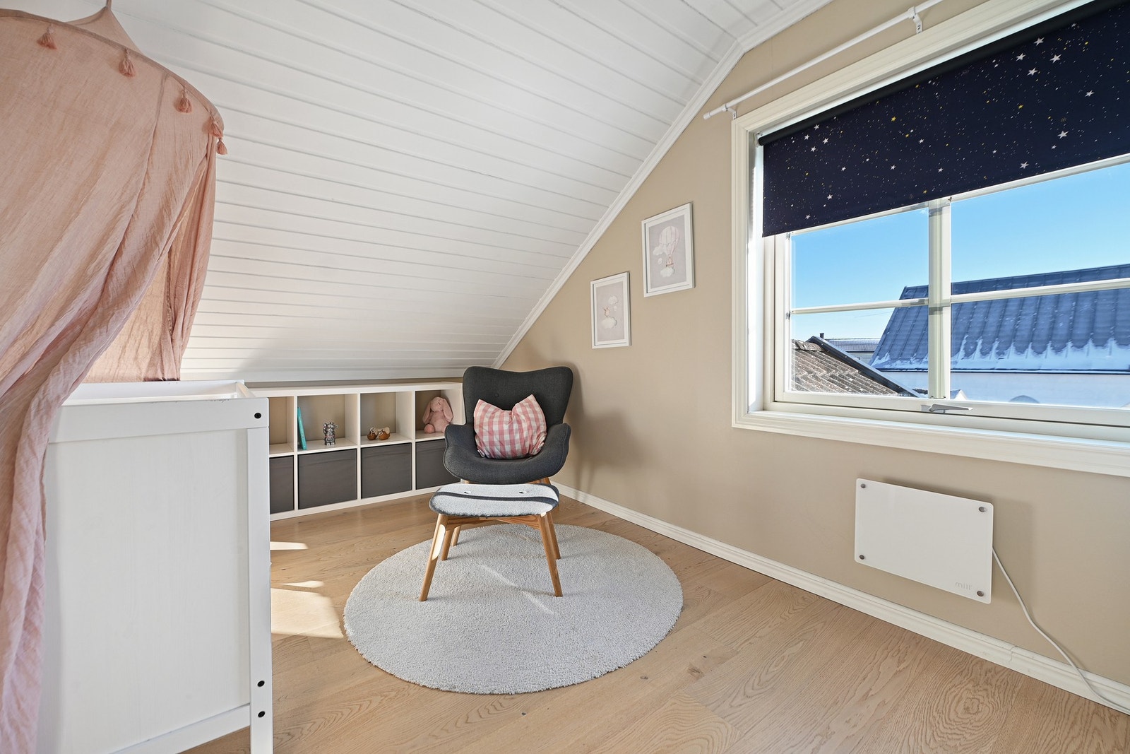 Soverommene er praktisk plassert slik at baderom og garderoberom gjør de skjermet for hverandre. Galleribilde