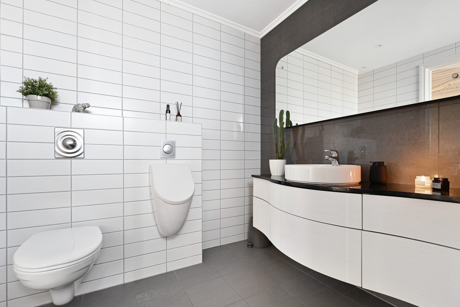 Boligen har 2 pene baderom, dette er baderommet i 1. etasje. Galleribilde