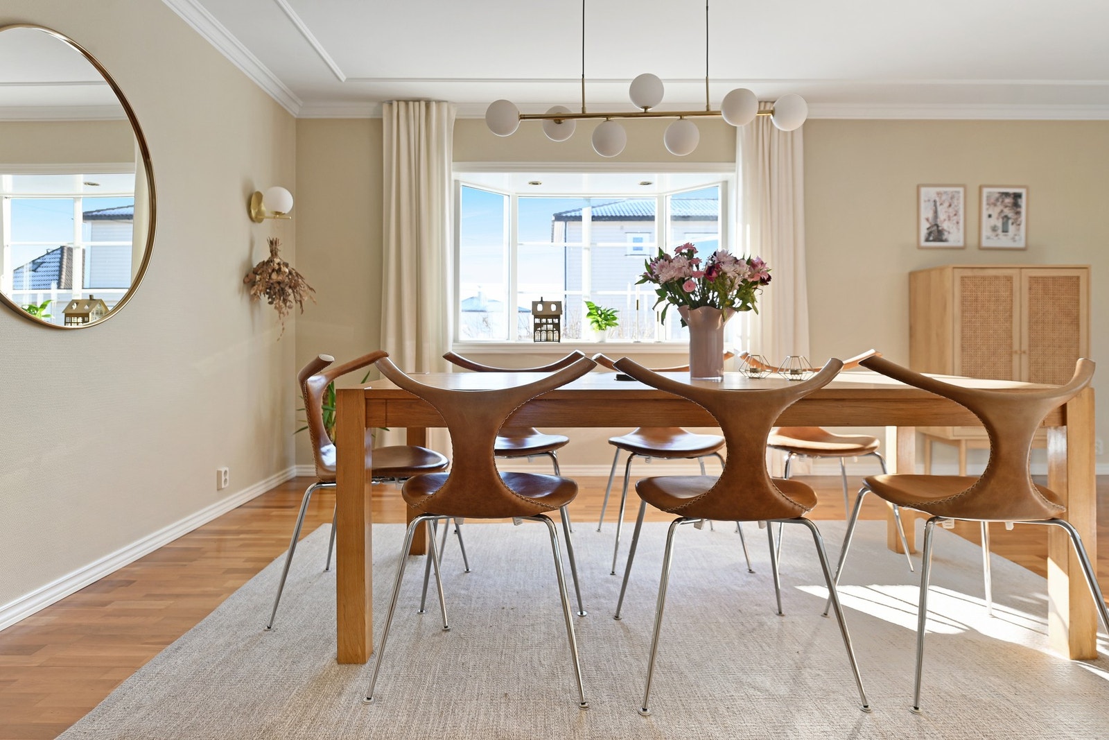 God plass til stor spisestue. Galleribilde