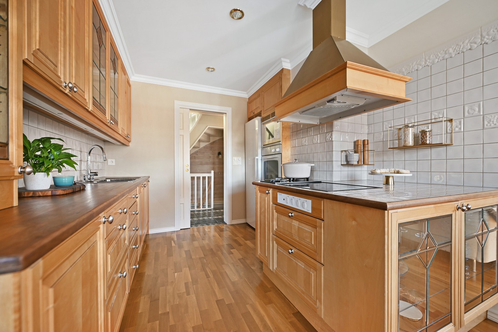 Pen innredning og mye skap- og benkeplass. Galleribilde