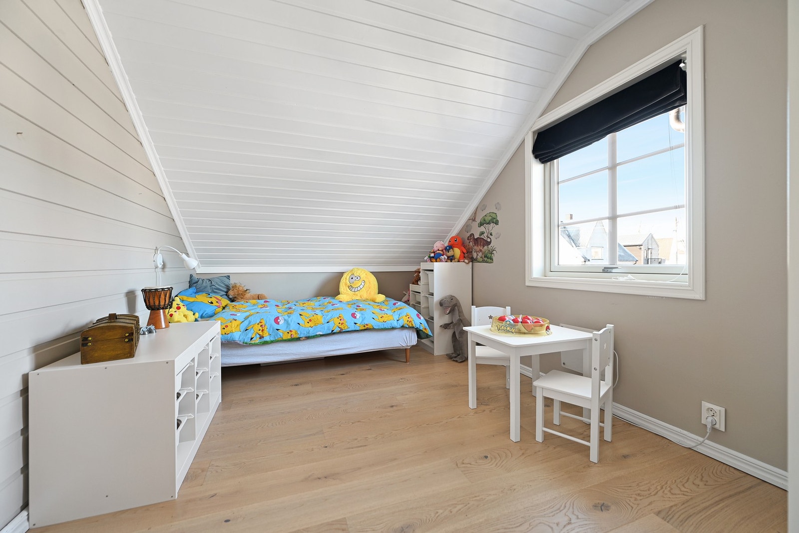 Loftstuen og soverommene har samme pene parkettgulv. Galleribilde