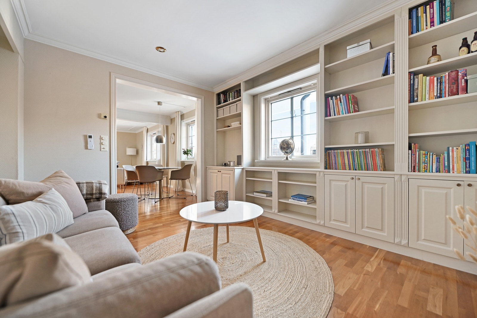 Plassbygd langs den ene veggen. Galleribilde