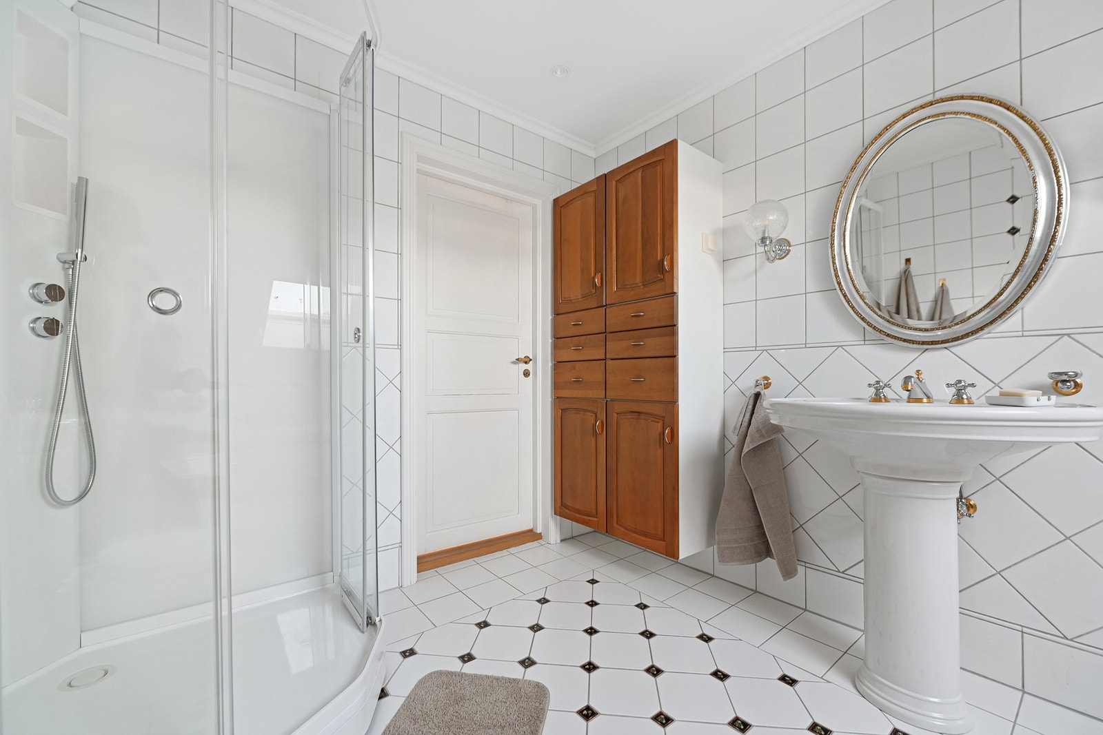 Baderommet i 2. etasje har varmekabler, og det er fliser på gulv og vegger. Galleribilde