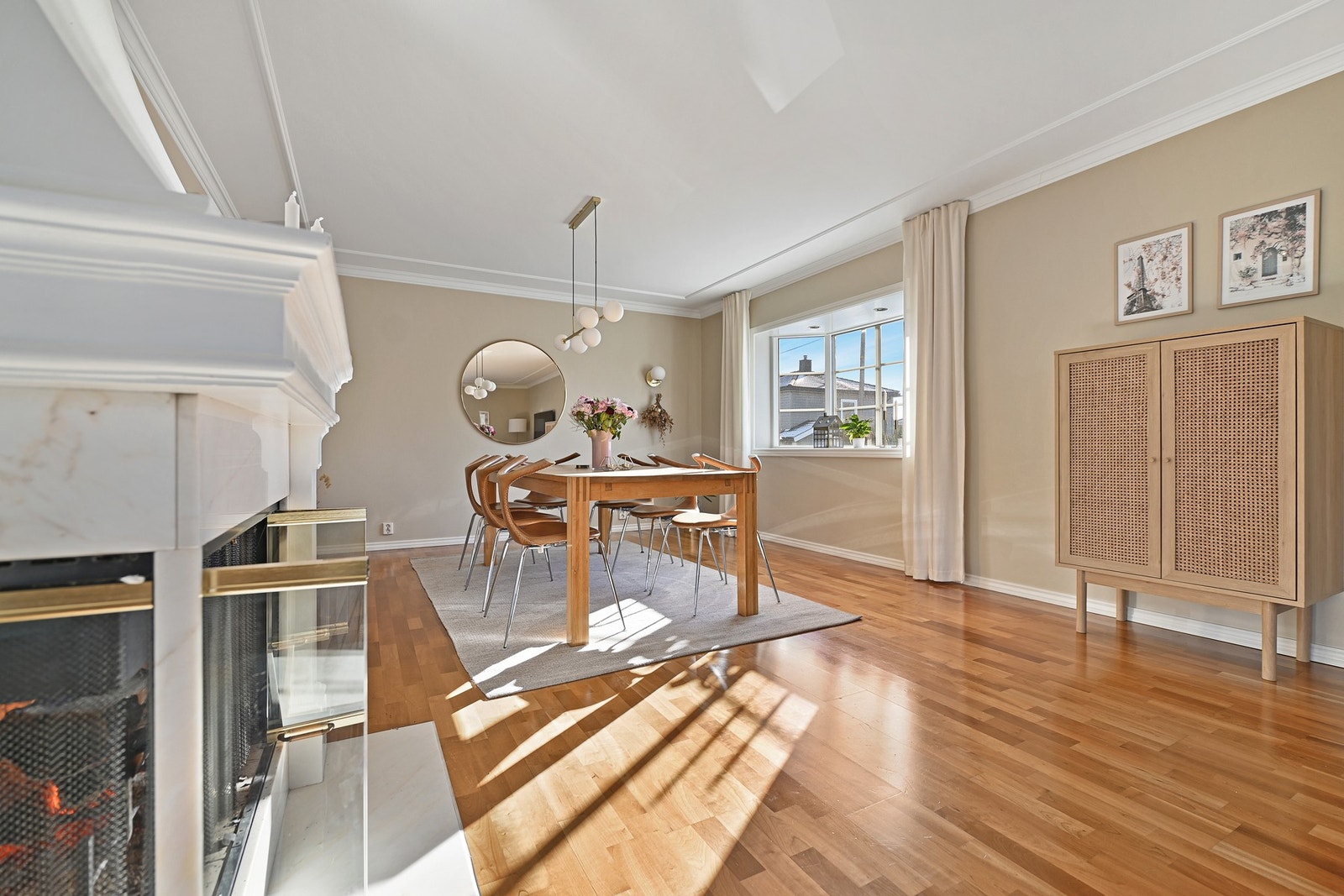 I 1. etasje er det romslige stuearealer som gir mange alternativer for møblering. Galleribilde