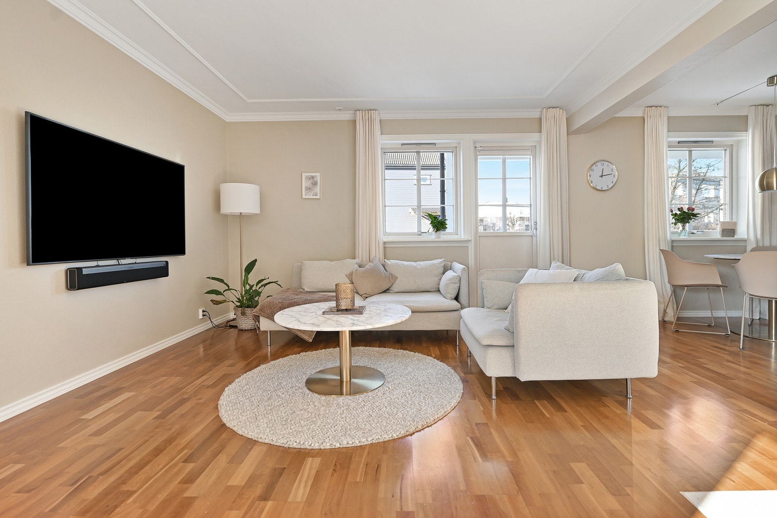 Fra stuen i 1. etasje er det utgang til verandaen på vestsiden av huset. Galleribilde