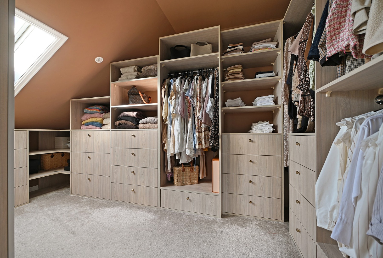 Garderoben er praktisk innredet og har mye oppbevaringsplass. Galleribilde