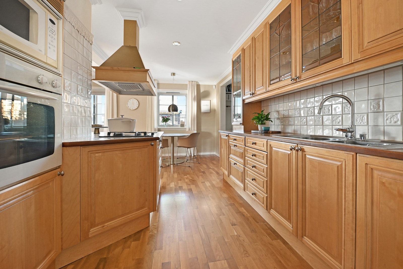 Effektiv arbeidssone med integrerte hvitevarer. Galleribilde