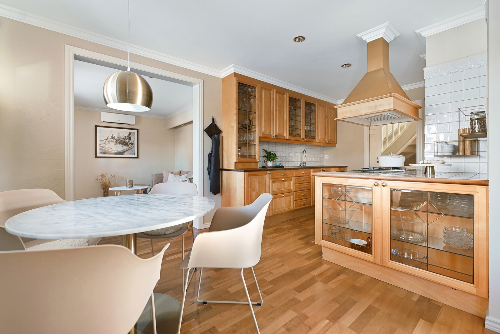 Kjøkkenet har en delvis åpen løsning mot stuen. Galleribilde