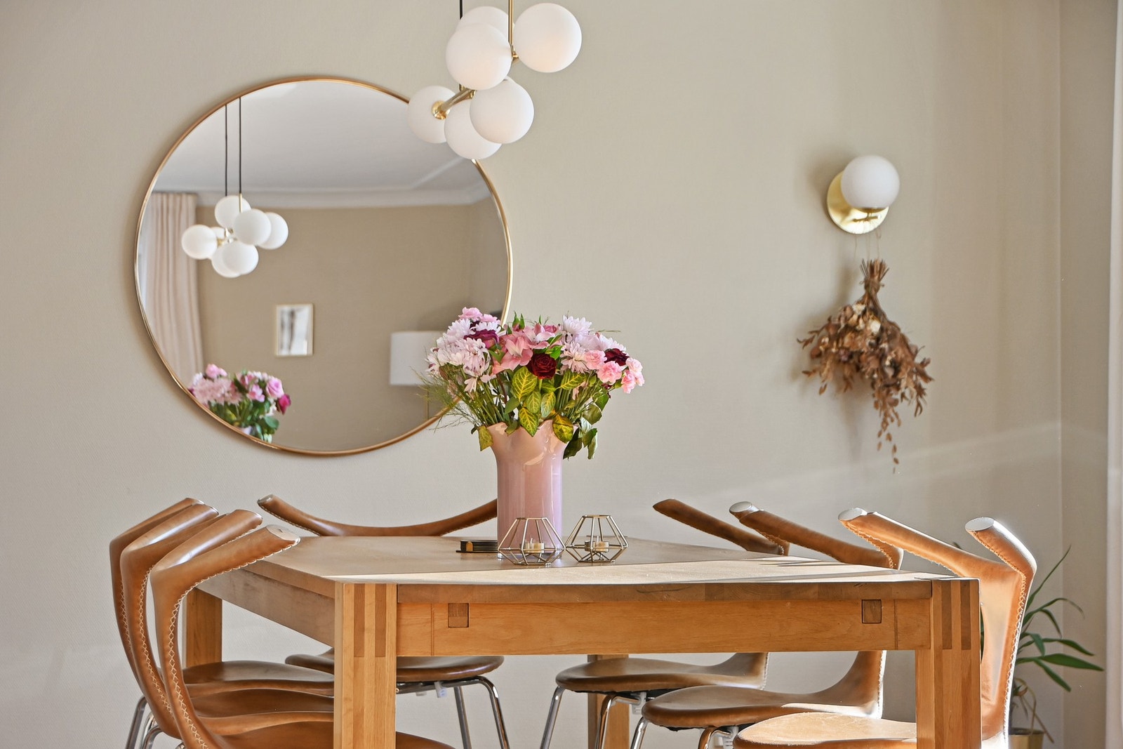 Boligen er pusset opp i lyse og gjennomgående farger. Galleribilde