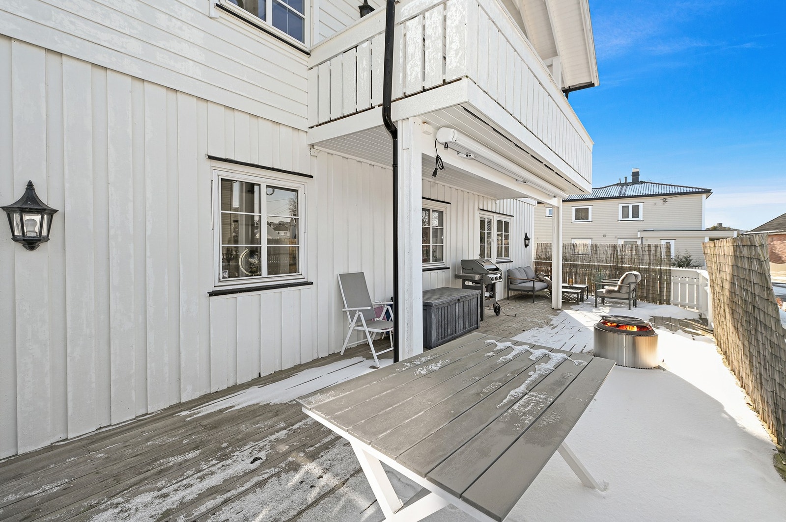 Eiendommen har pent opparbeidet tomt, og romslig uteplass med kveldssol. Galleribilde