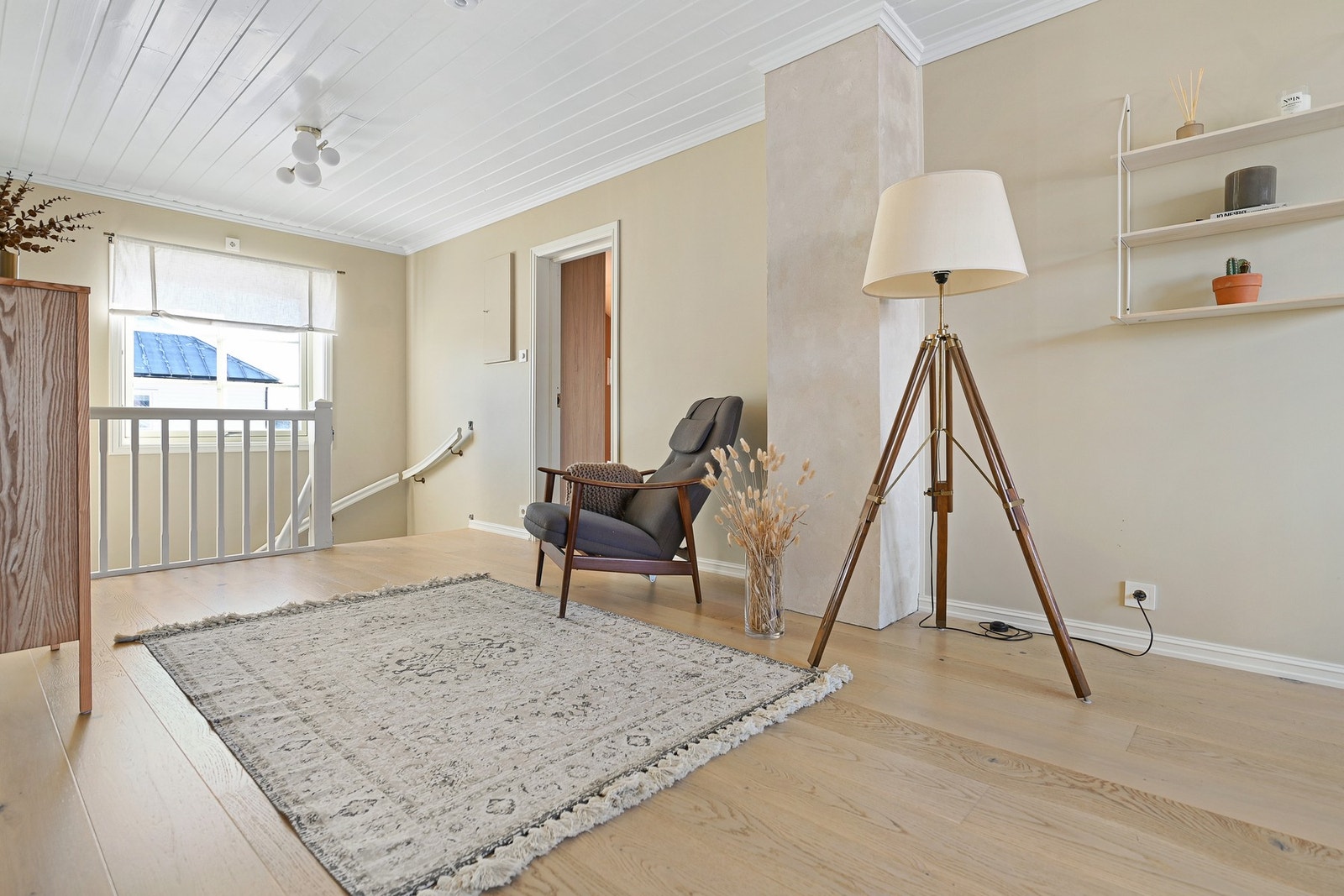 Opp trappen fra 1. etasje er det en lys og praktisk ekstra stue. Galleribilde