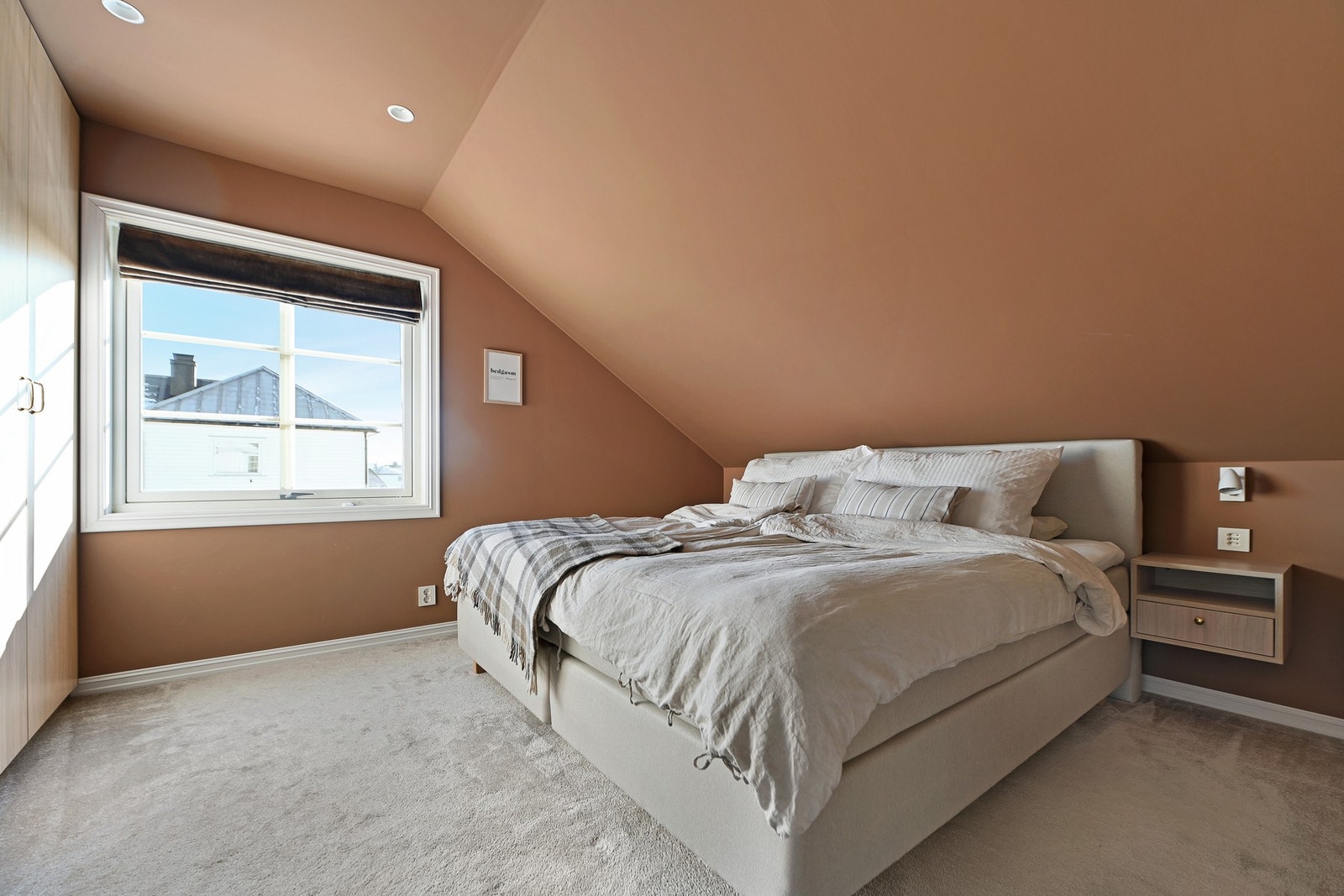 Hovedsoverommet er ekstra romslig, og har et lyst og pent heldekkende teppe på gulvet. Galleribilde