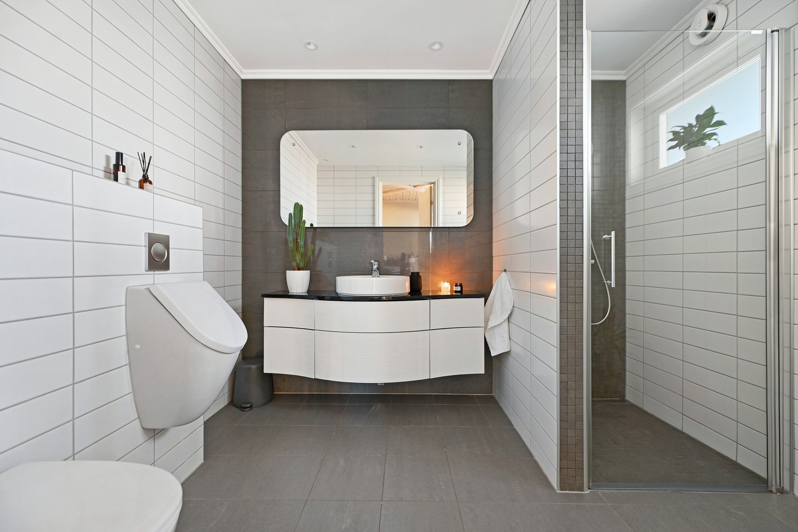 Delikat baderom med romslig dusjnisje. Galleribilde