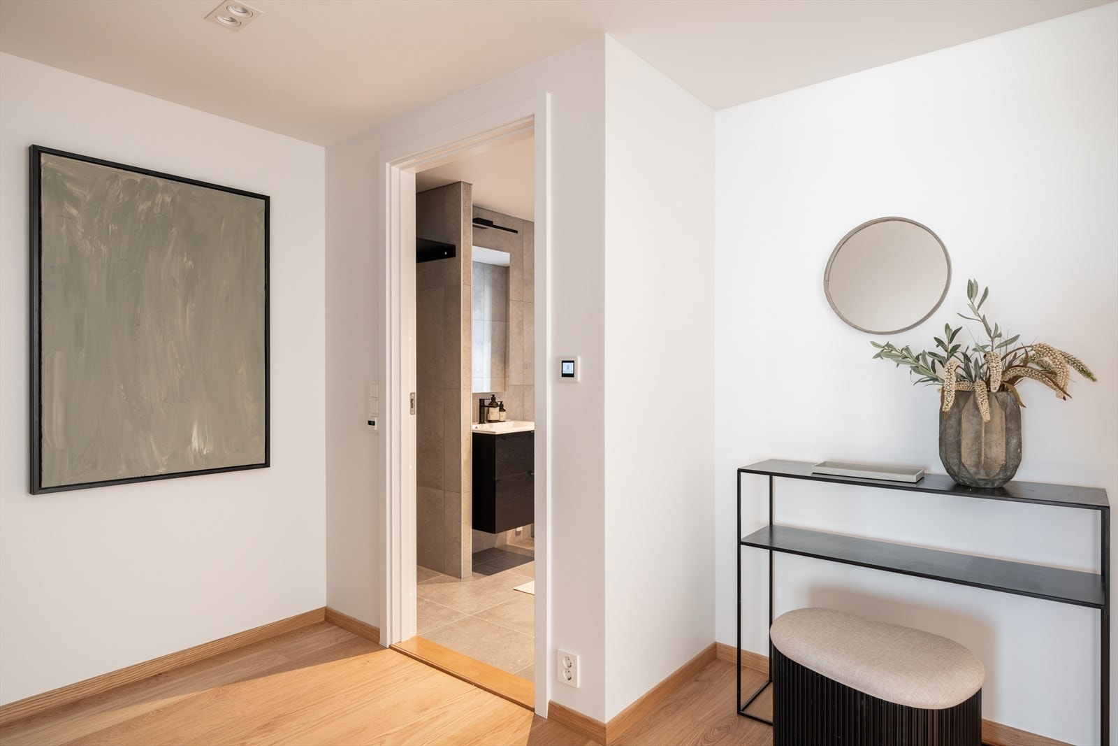 Lys og innbydende entré med god plass til skap og oppbevaring Galleribilde
