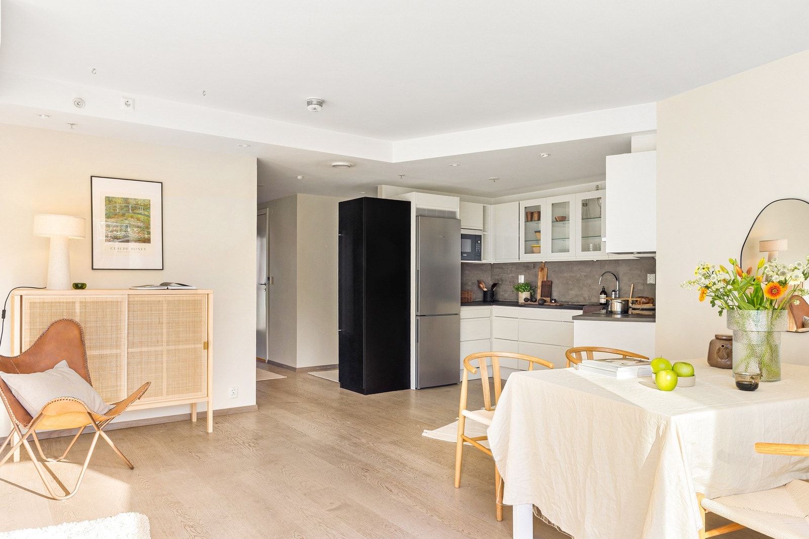 Det er spotter i taket, som var et av tilvalgene selger gjorde ved kjøp av leiligheten. Galleribilde