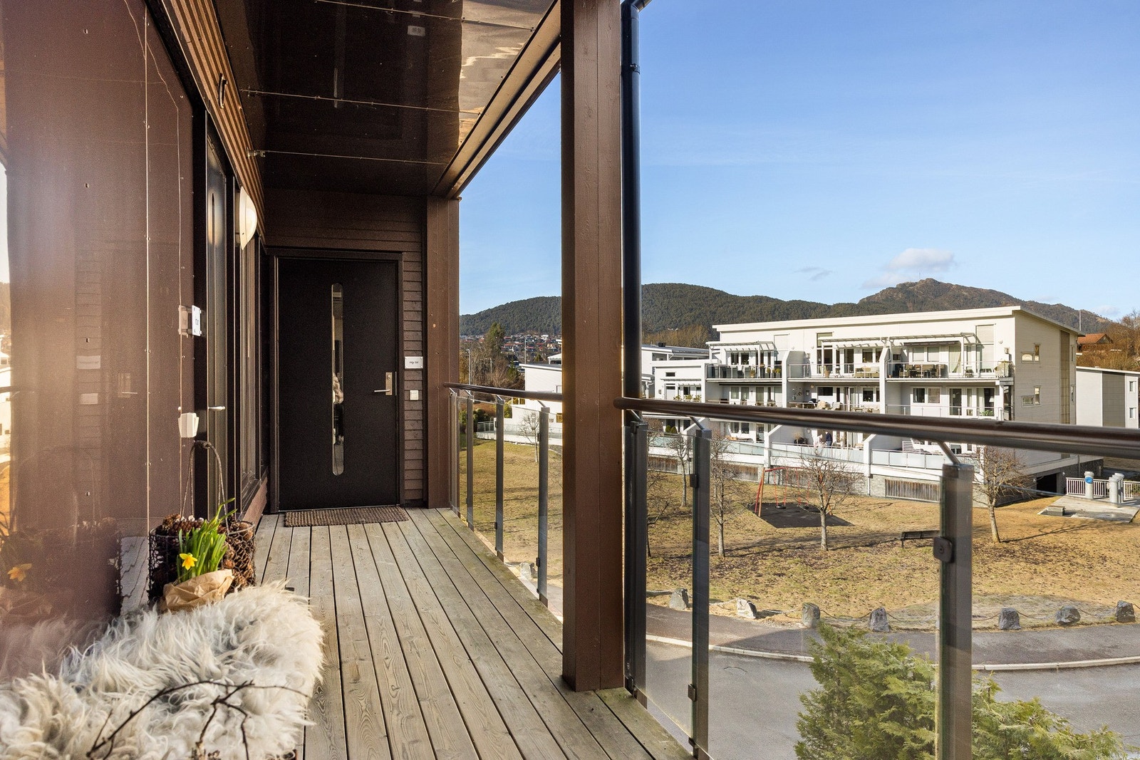 Et trivelig og innbydende inngangsparti, hvor selger opplyser om morgensol. Galleribilde