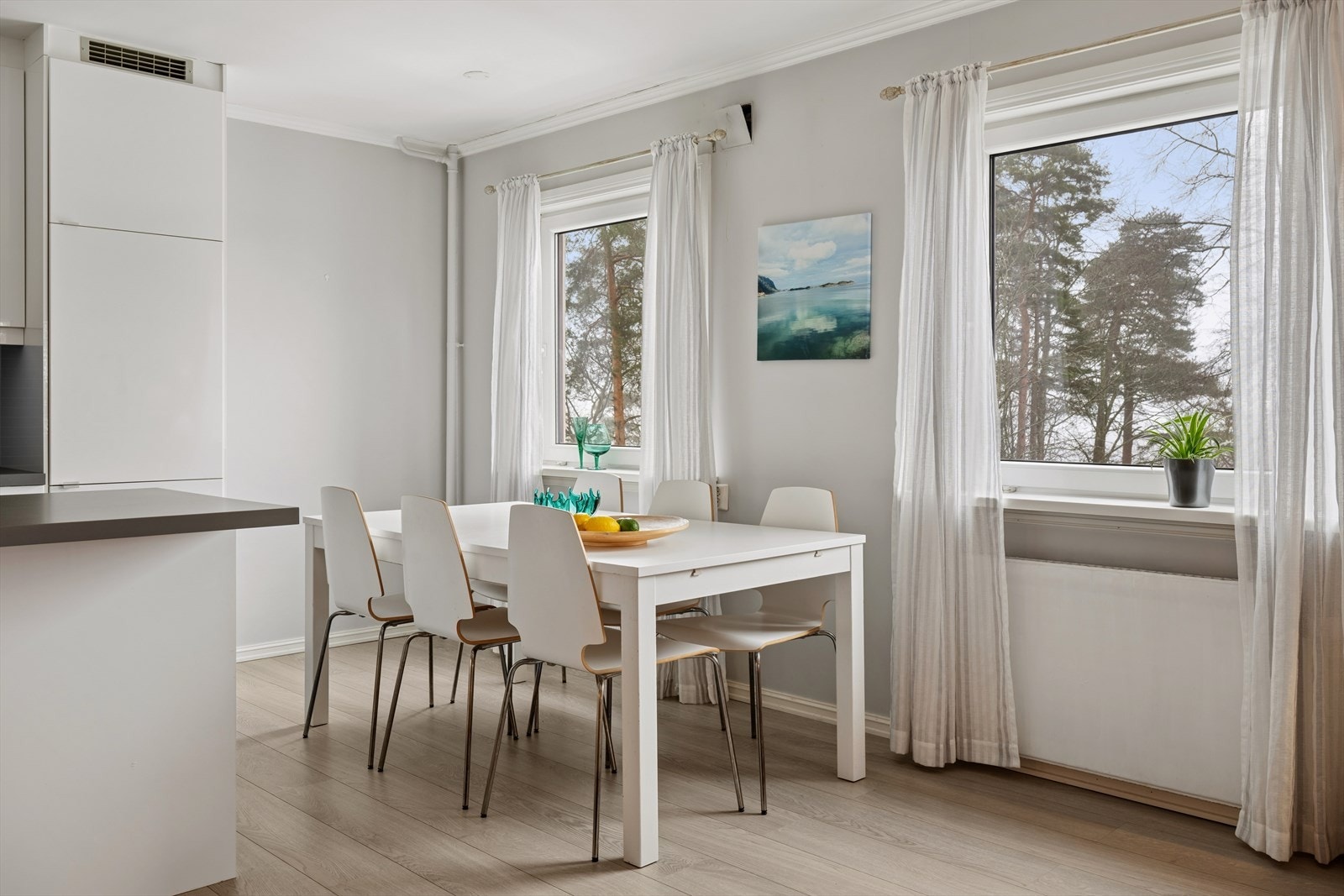 God plass til spisestue nærmest kjøkkenet. Galleribilde