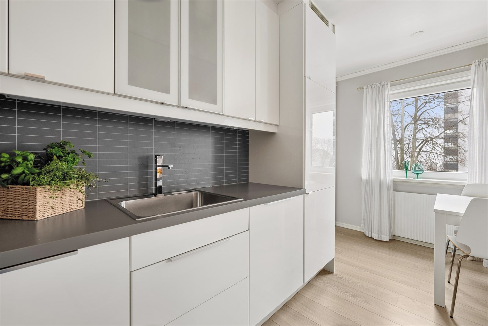 Kjøkkenet er utstyrt med kjøl/fryseskap, oppvaskmaskin, platetopp, steovn, vannstoppesystem og komfyrvakt. Galleribilde