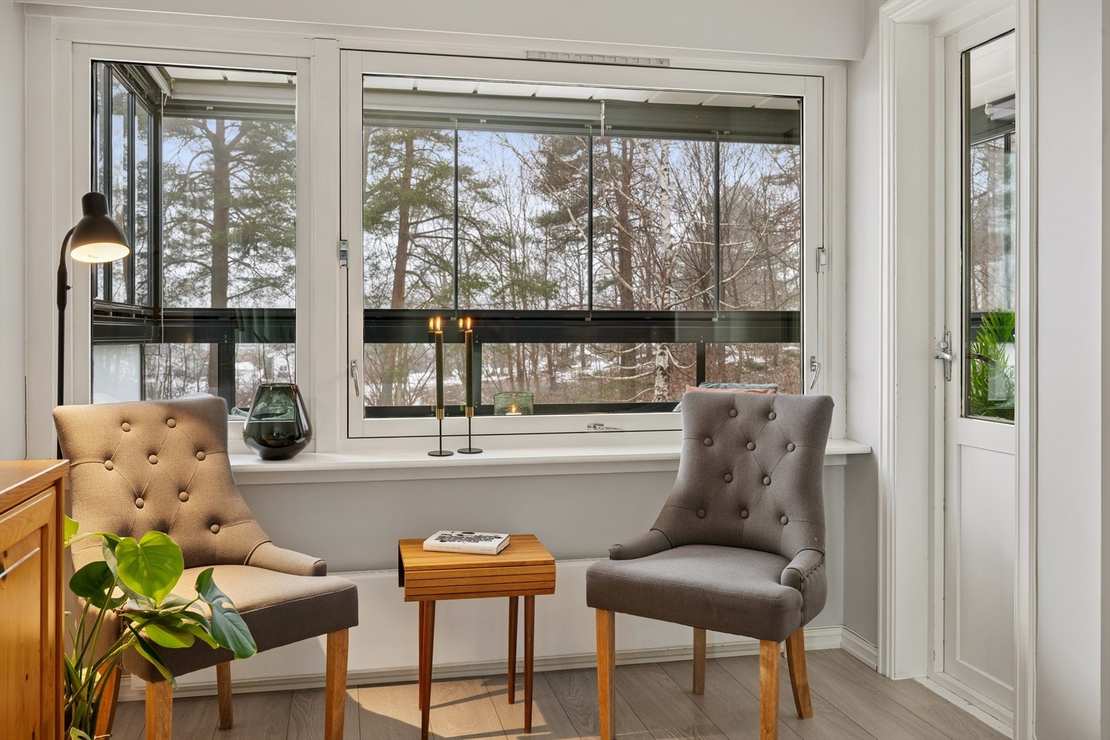 Leiligheten har innglasset balkong som virkelig er en forlengelse av stuen. Galleribilde