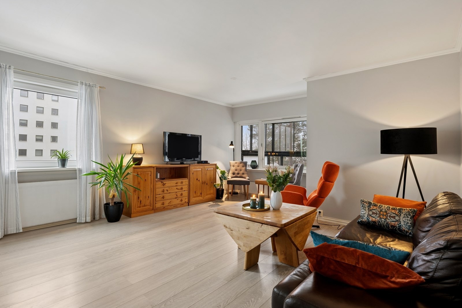 Det er en naturlig media vegg i stuen. Galleribilde