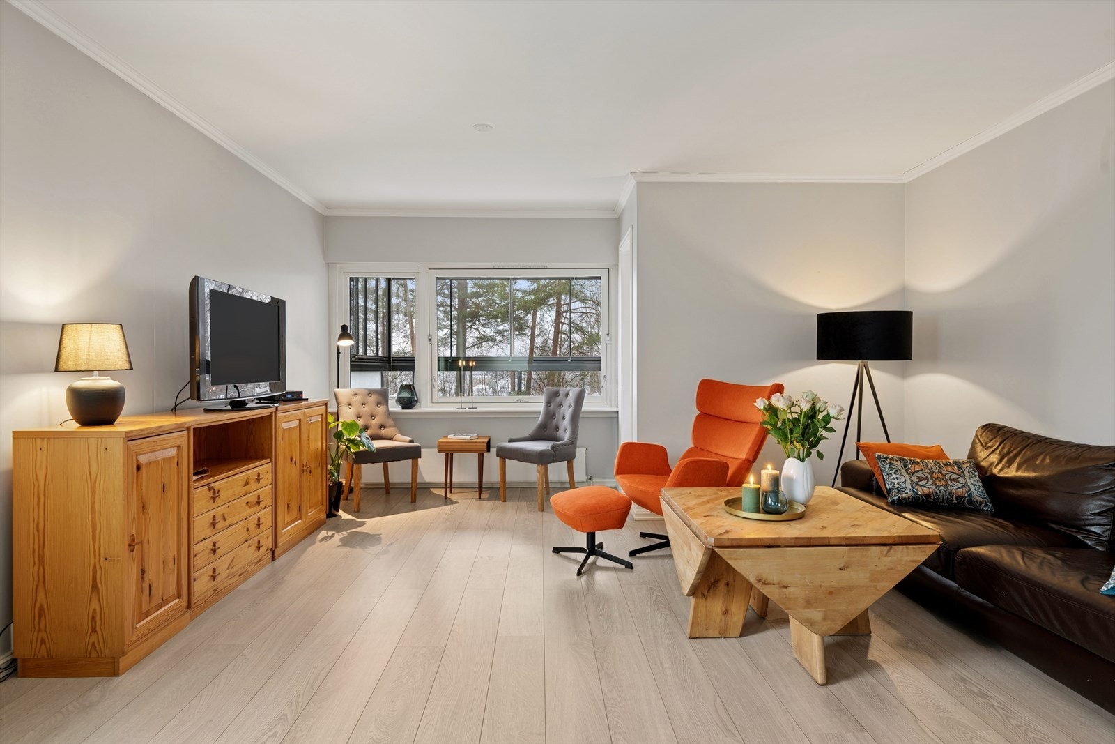 Stuen er stor og lys. Det er god plass til ulik møblering. Galleribilde