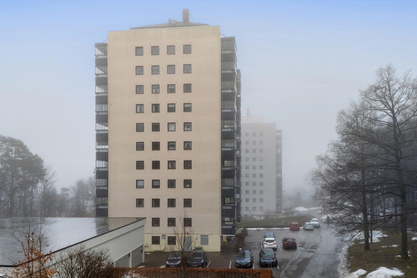 Leiligheten ligger i et tilbaketrukket og hyggelig nabolag på Solvang, like utenfor bykjernen. Galleribilde