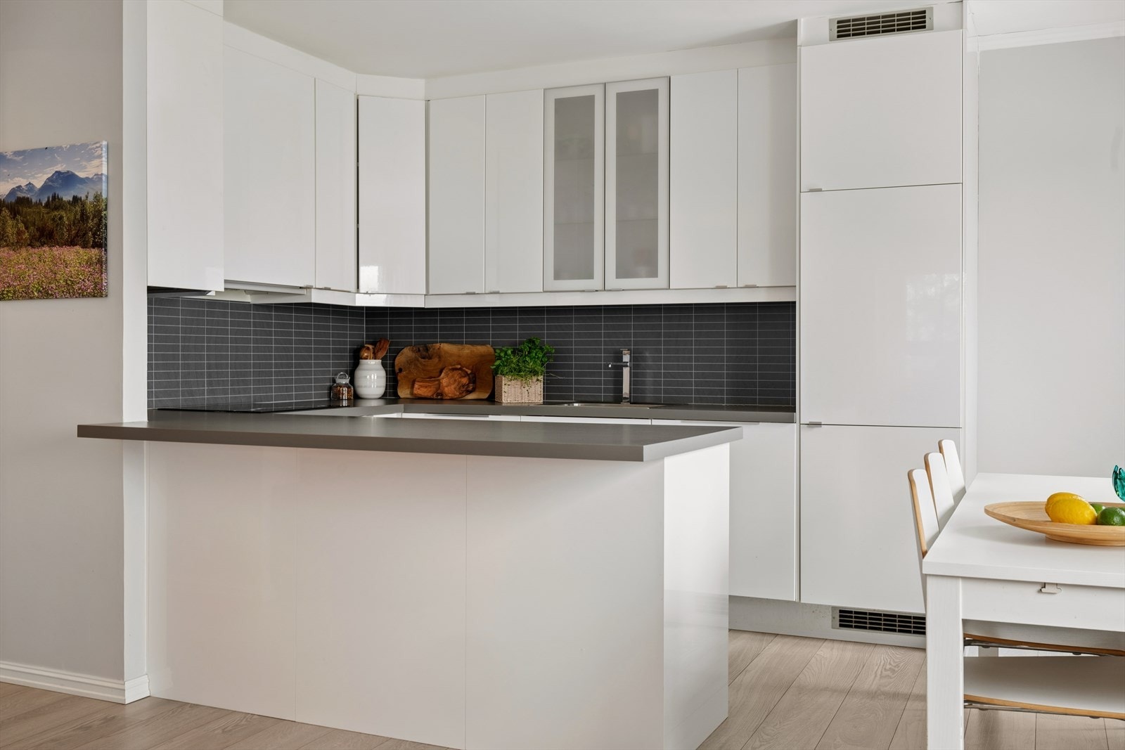 Det er en smart "bar" løsning som gjør kjøkkenet til en sosial sone. Galleribilde